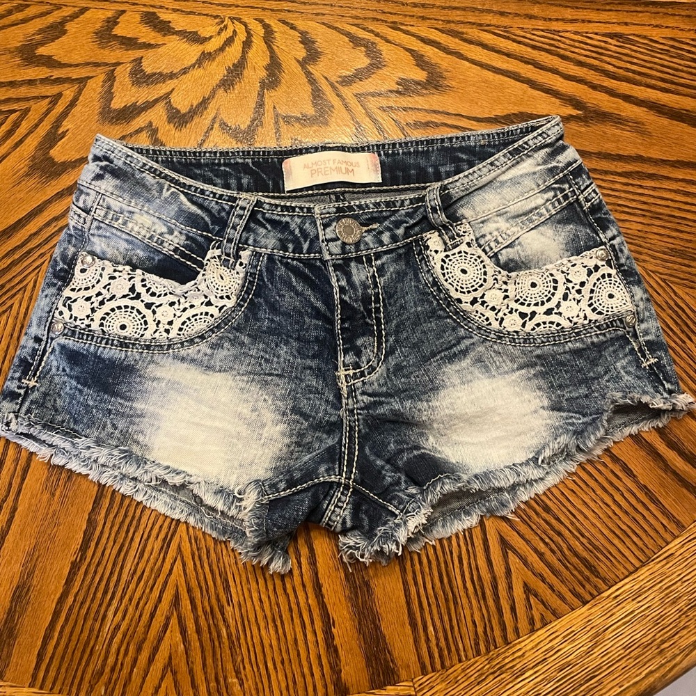 Almost Famous Acid Wash Denim Lace-Trimmed Women's Shorts Size 7